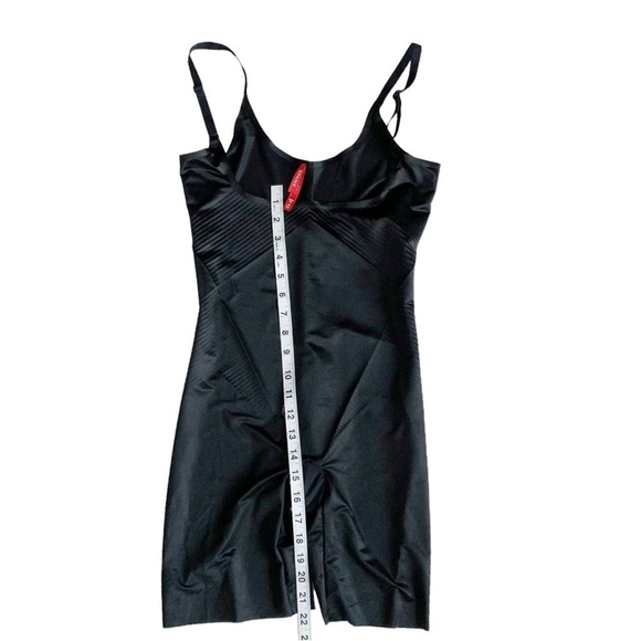 SPANX Thinsticts 2.0 Open Bust Mid Thigh Bodysuit! - Picture 2 of 7